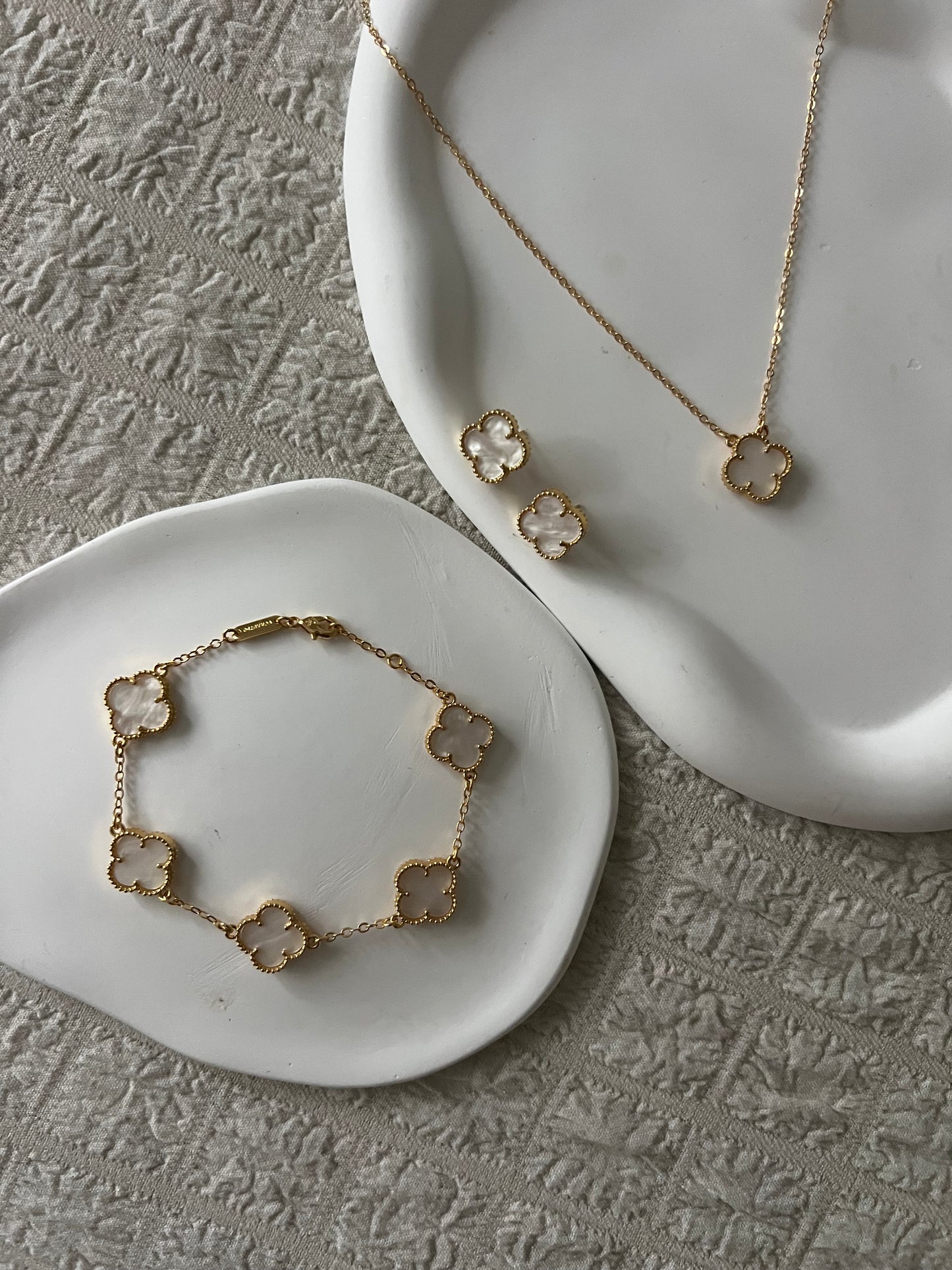 SET CLOVER Mother Pearl (bracelet + necklace + earrings)