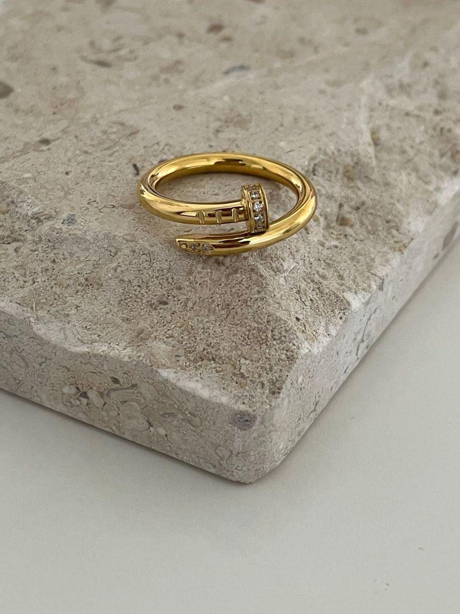 Nail with Stone Ring