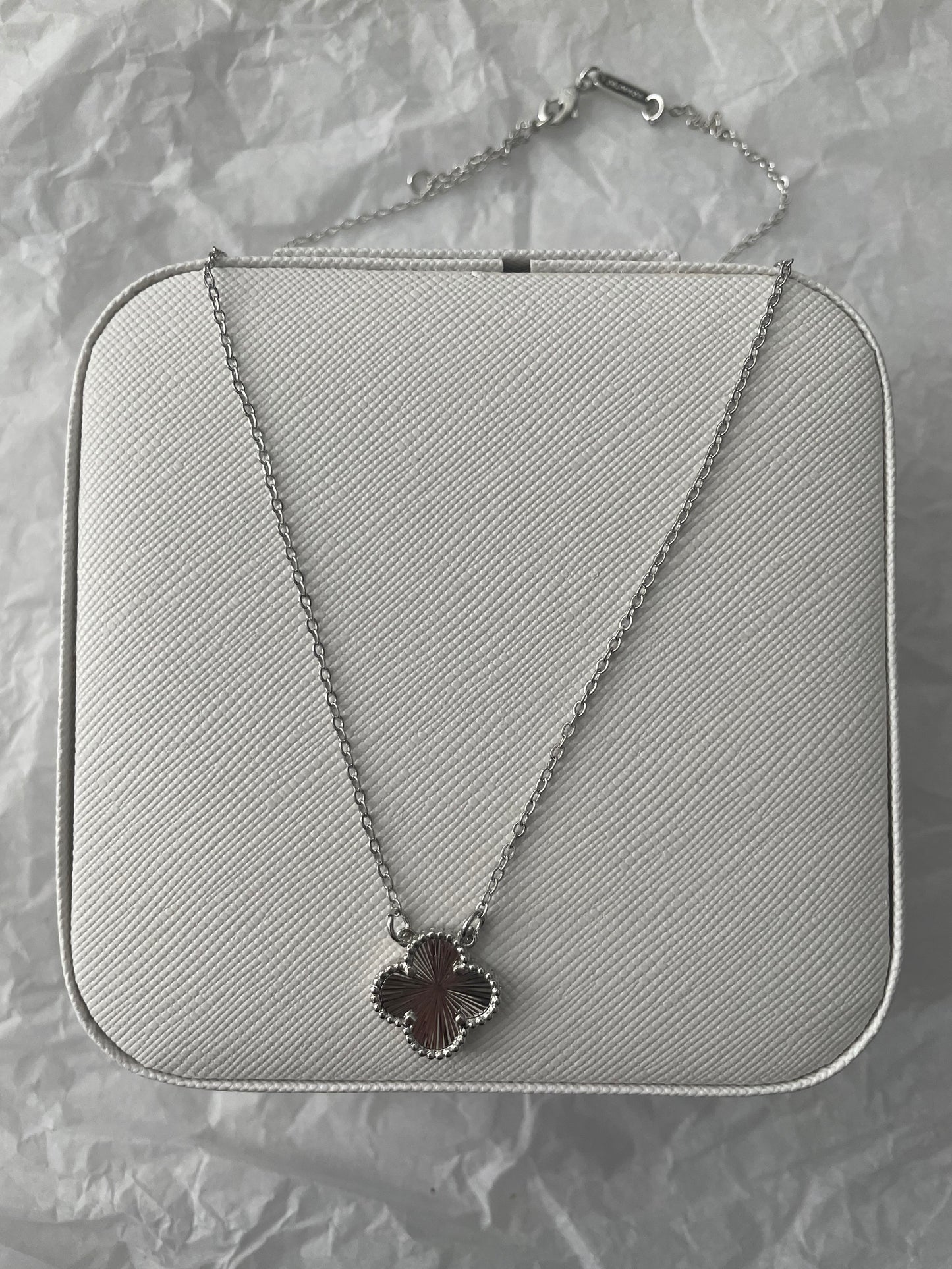 One Clover Plain Necklace