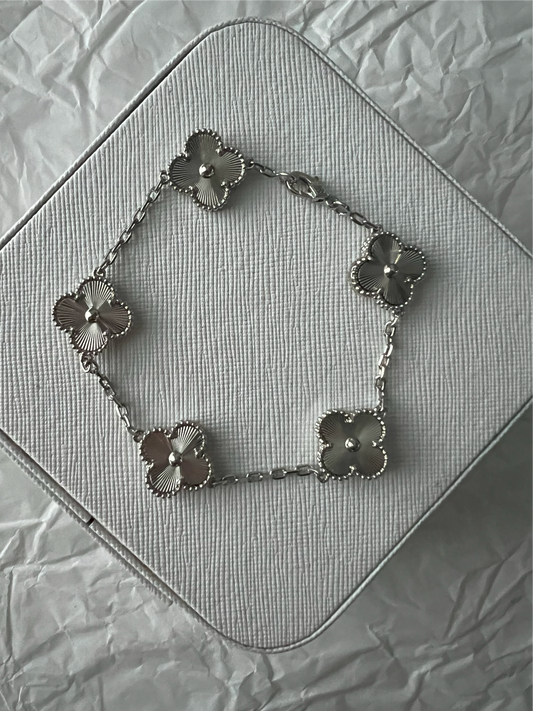 SILVER CLOVER WITH POINT BRACELET